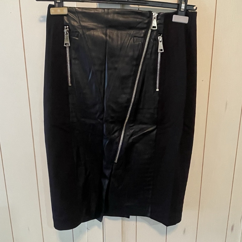 Modern Edgy Bebe Black 3 Zipper Pencil Skirt Sz 6 Tailored Polished Leatherlike